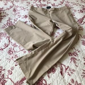 Beige trousers, Curvy fit with pockets.